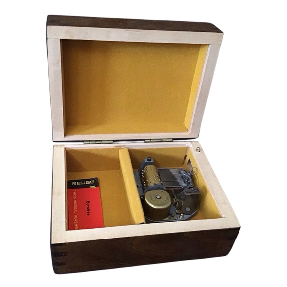 Reuge Swiss Wood Music Box Seagull Plays "Born Free" 4-1/2" x 3-1/2" Lacquered - Picture 6 of 11